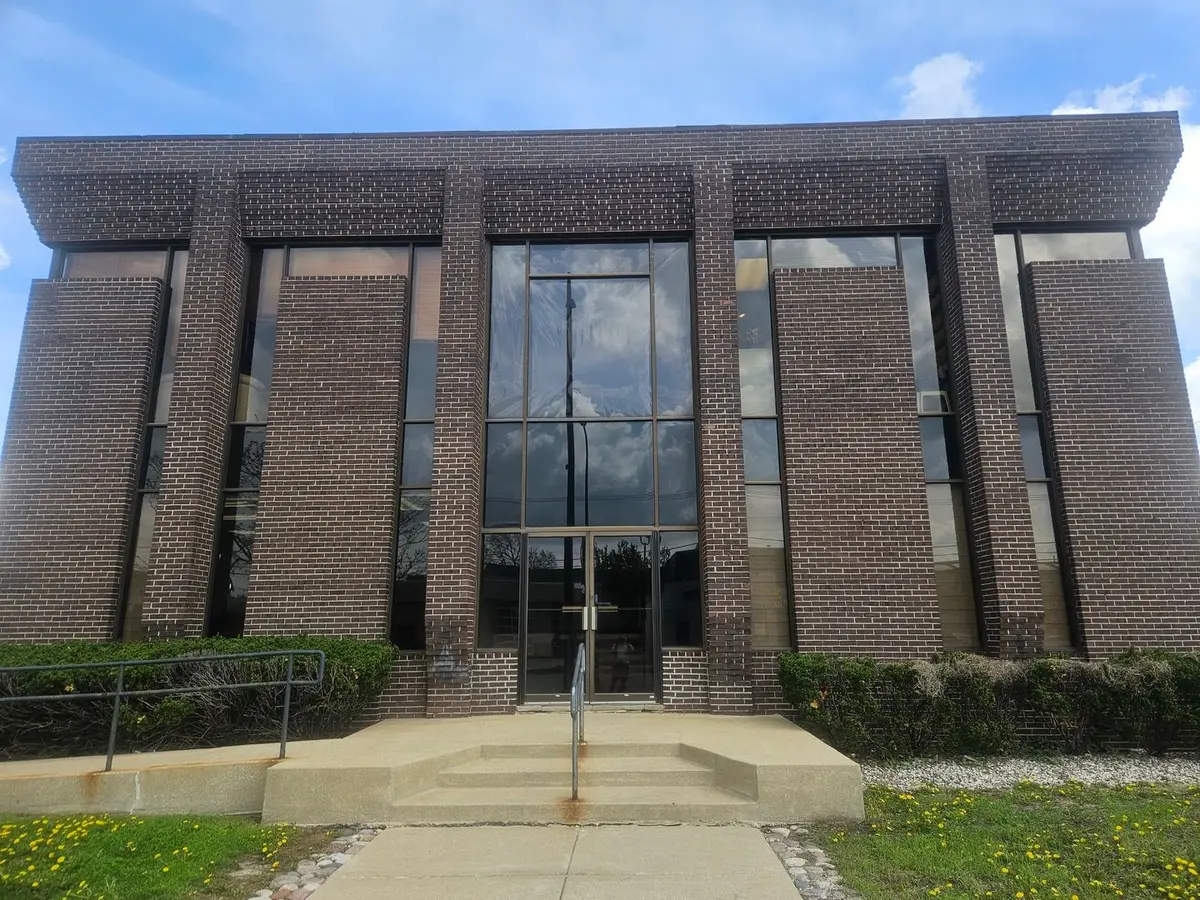 8233 S Harlem Avenue