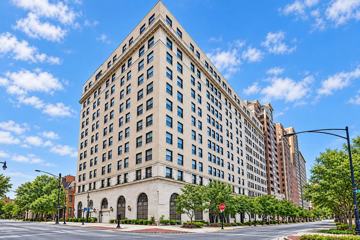2100 N Lincoln Park West