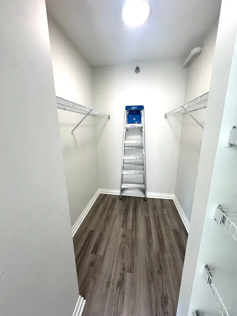 33 W Ontario Street