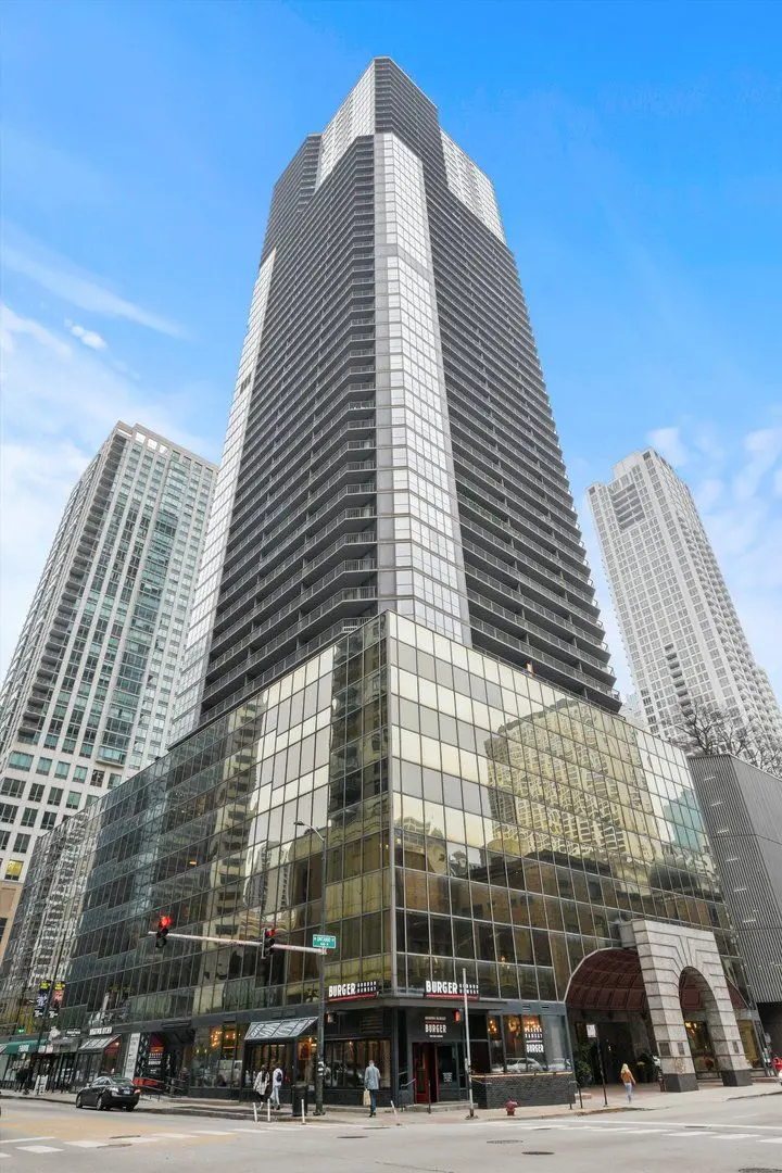 10 E ONTARIO Street