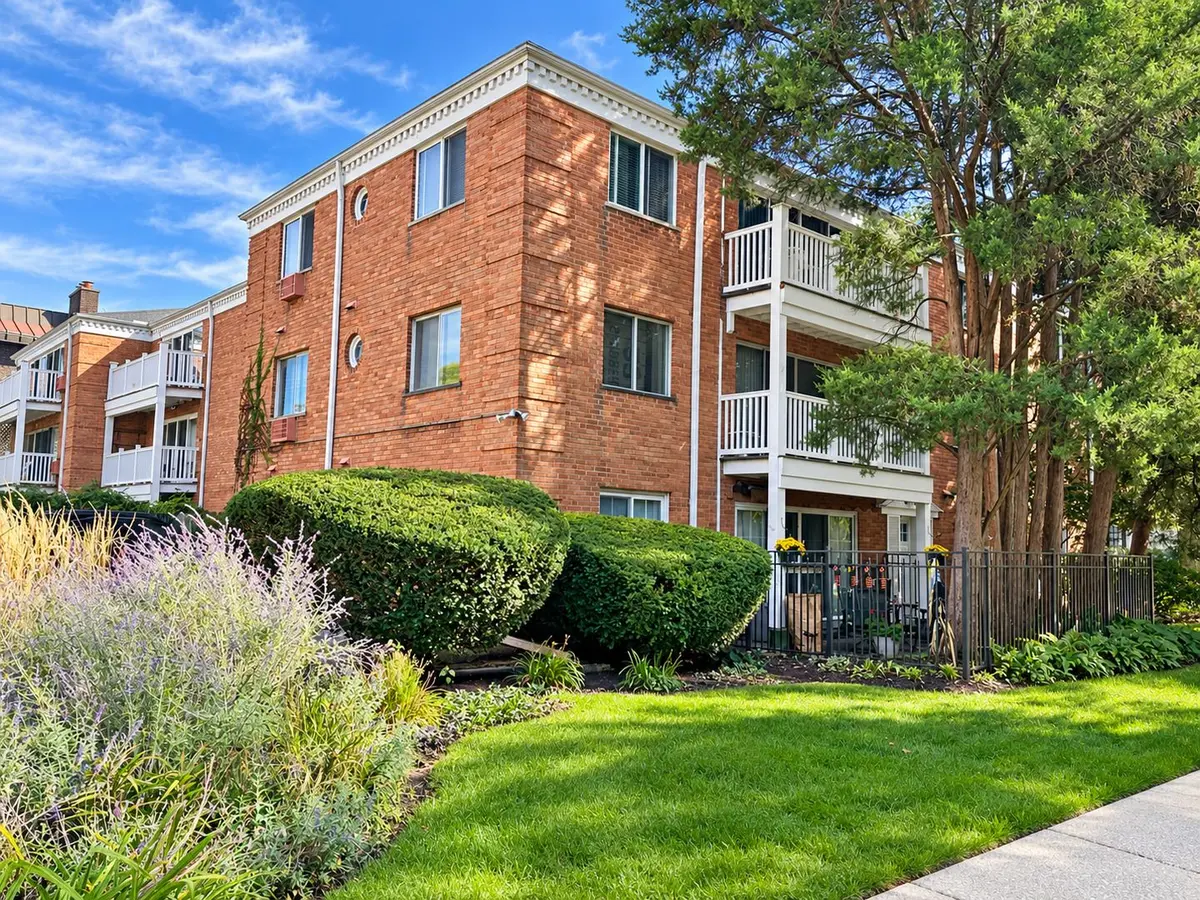 101 E Cossitt Avenue
