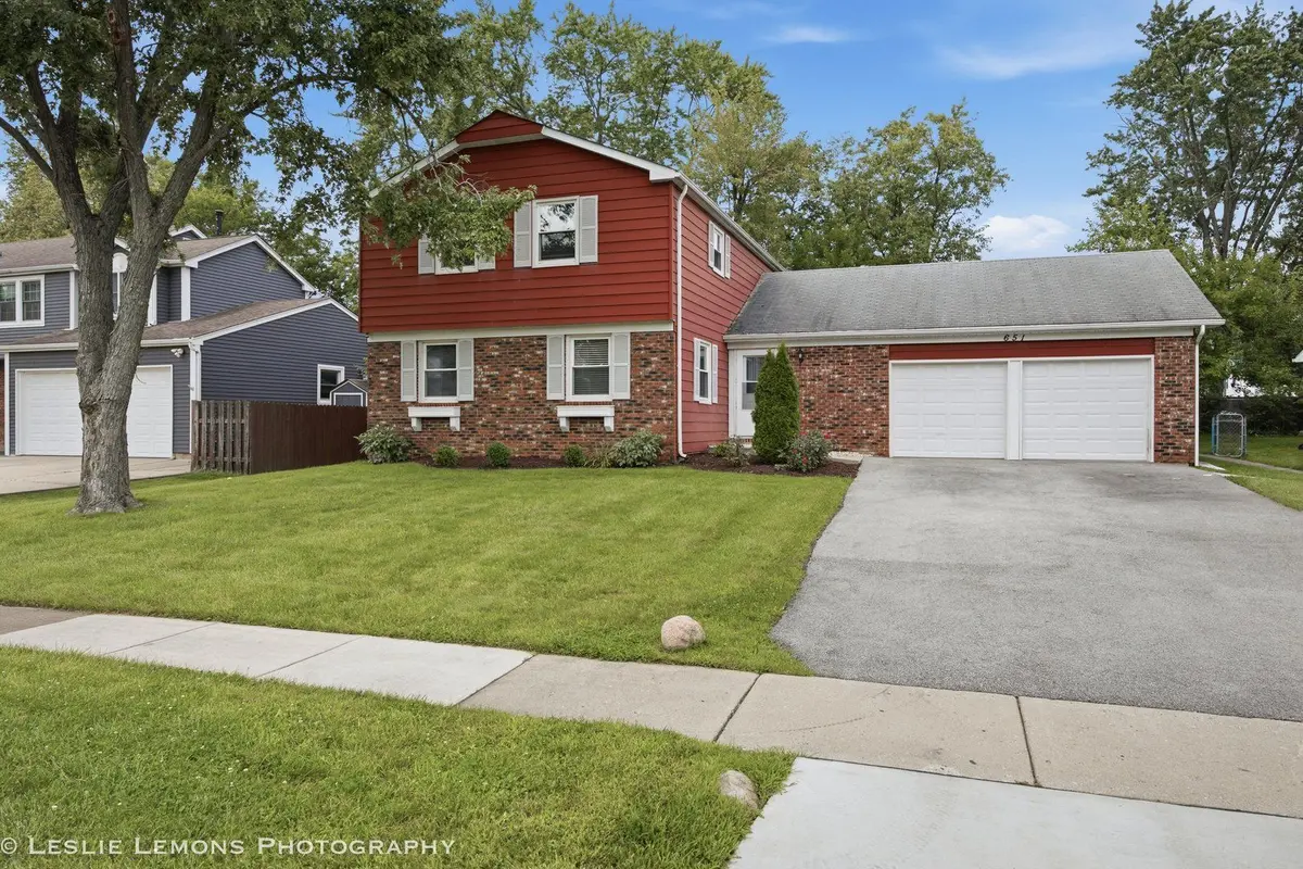 651 WOODHOLLOW Lane