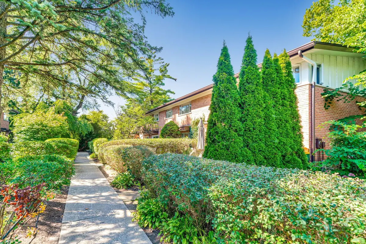 303 Crestwood Village