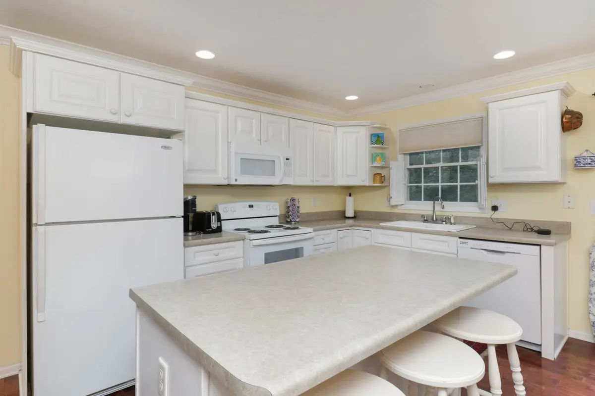 2 Lone Oak Court