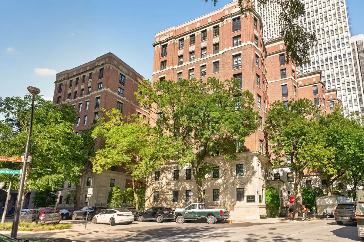 400 W Deming Place