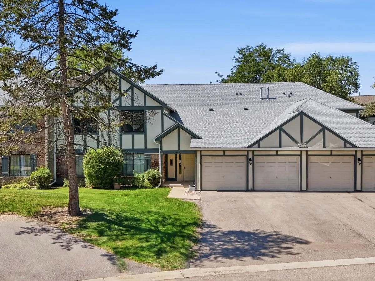 1952 N Hidden Creek Circle