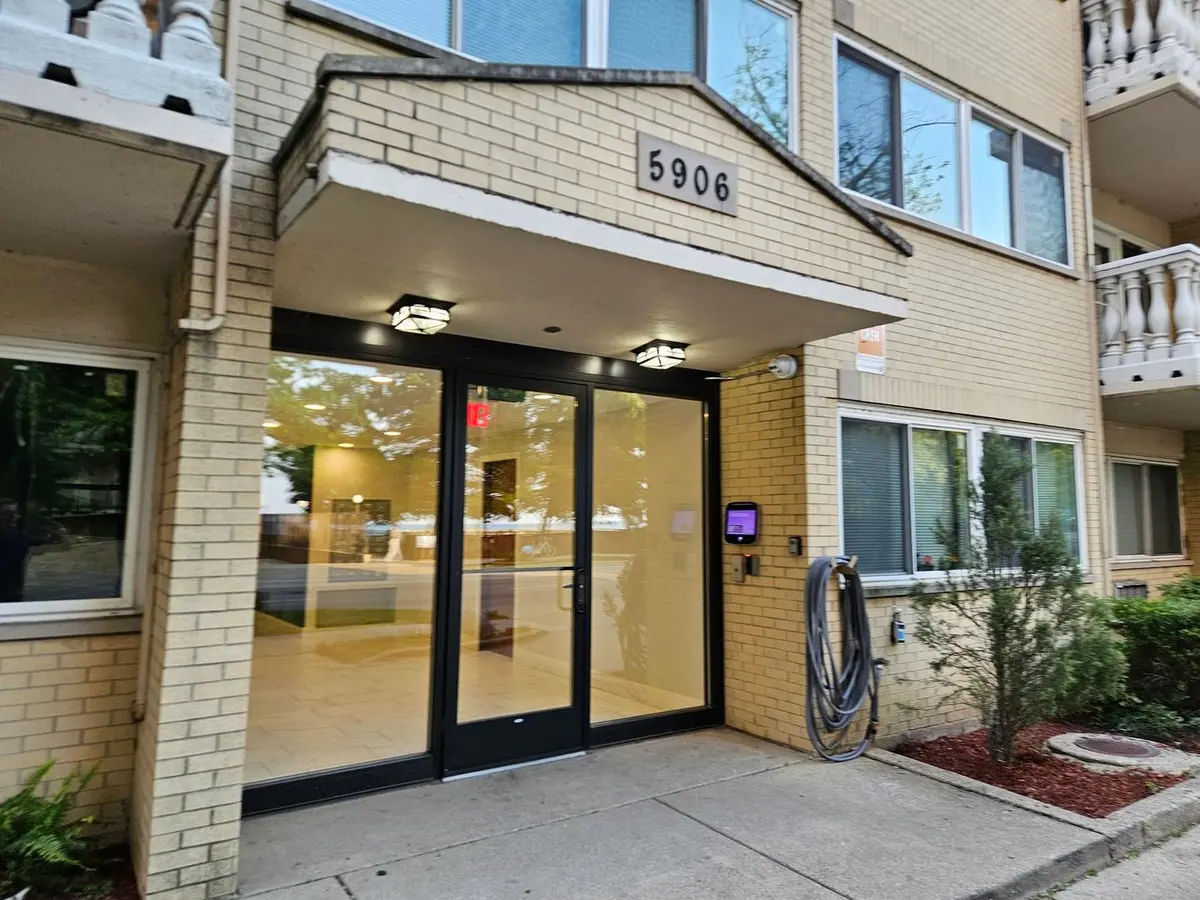5906 N Sheridan Road