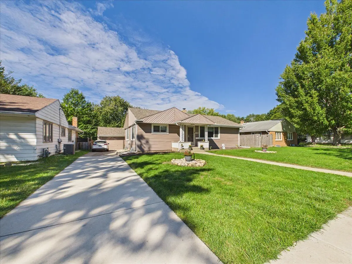 220 FAIRVIEW Boulevard