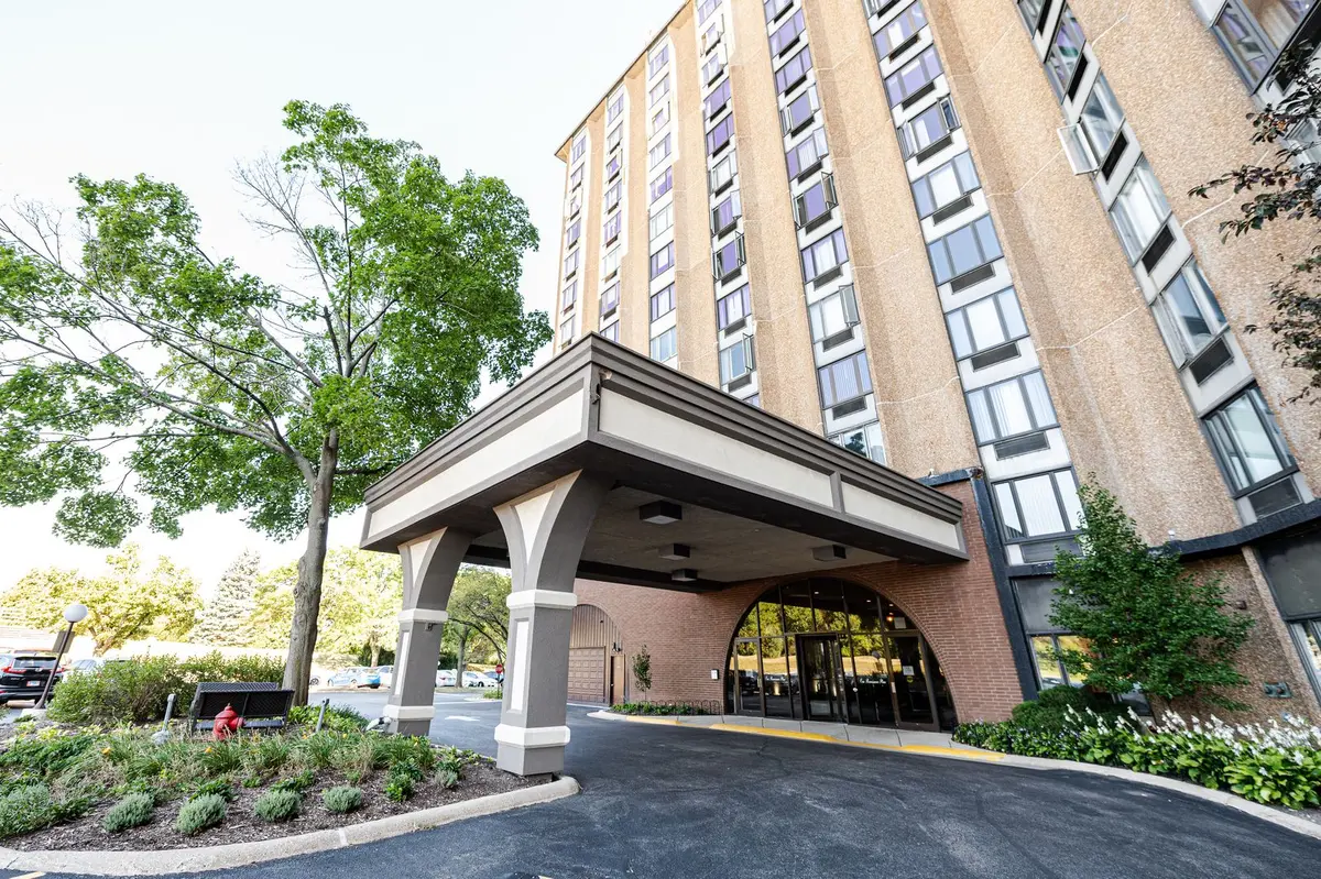 1 Renaissance Place