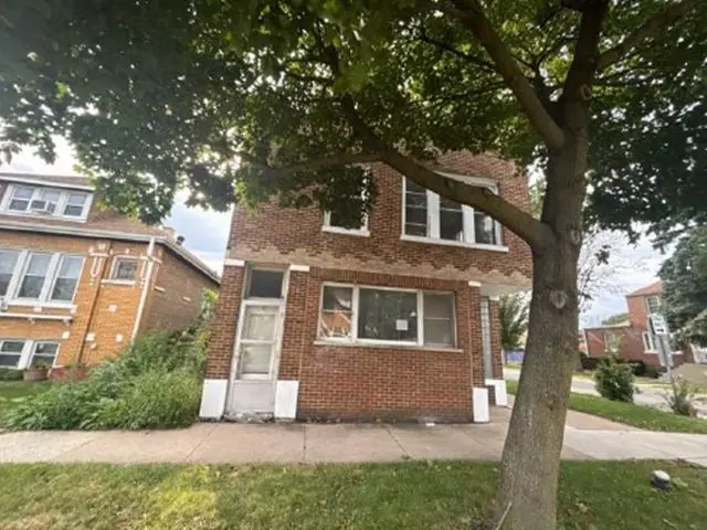 2500 Clarence Avenue