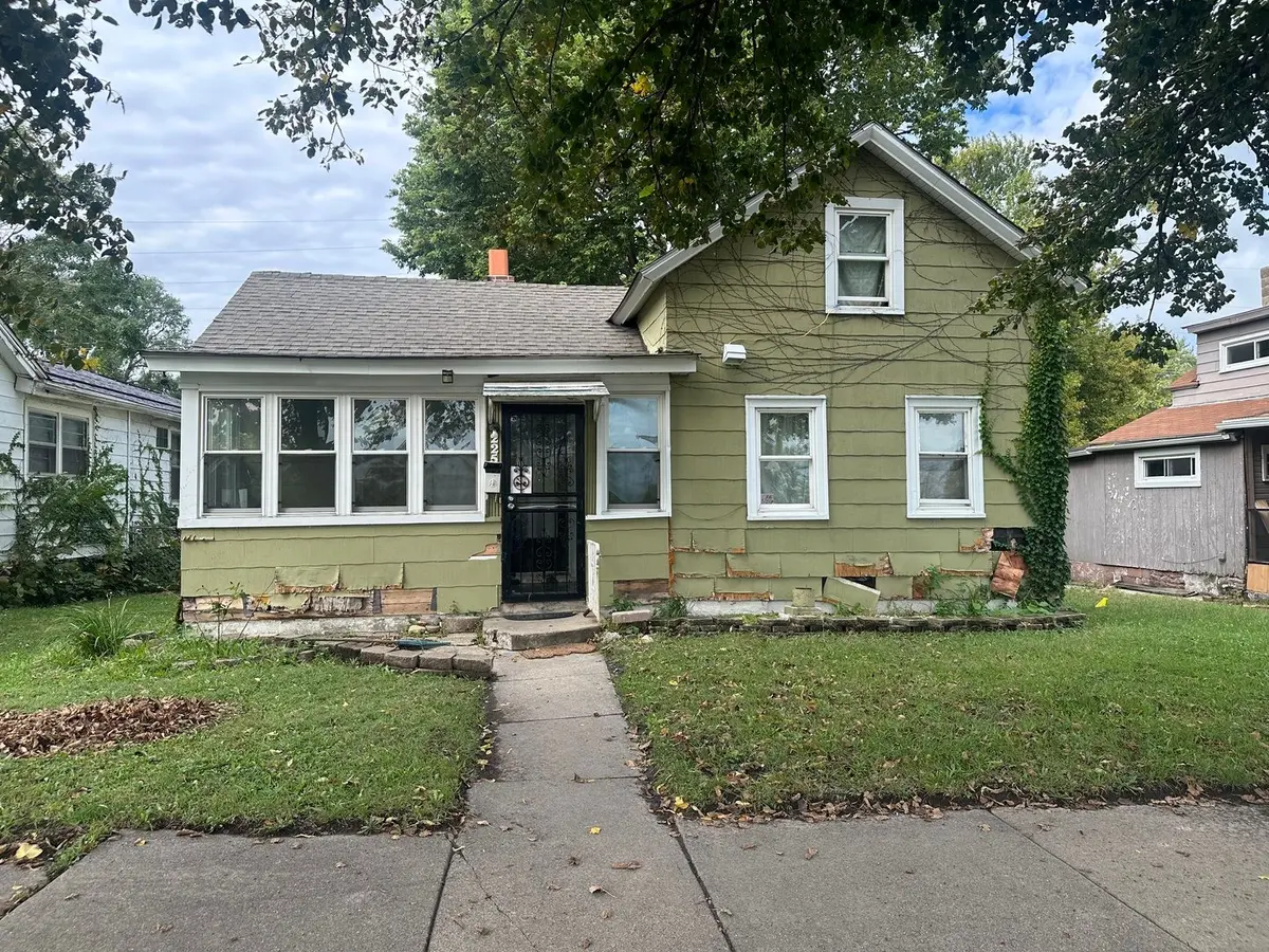 225 N West Avenue