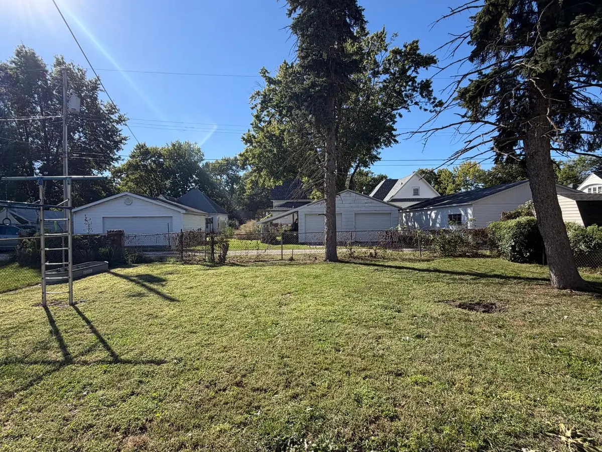 10 N Oak Street