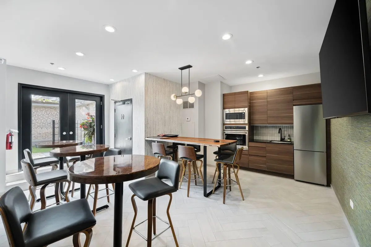 8 W Monroe Street