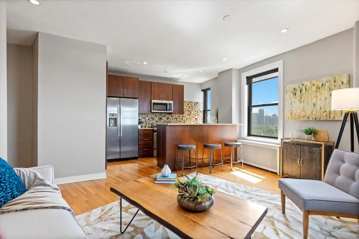 2000 N Lincoln Park West