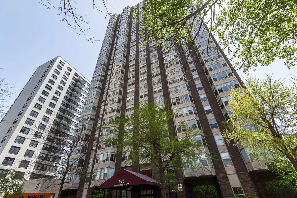525 W HAWTHORNE Place