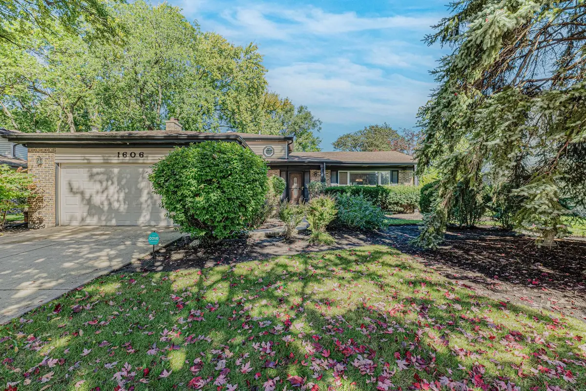1606 E WAVERLY Court