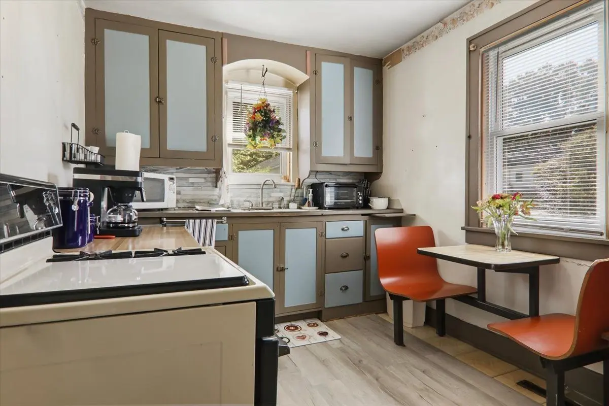 1102-1104 W Mill Street