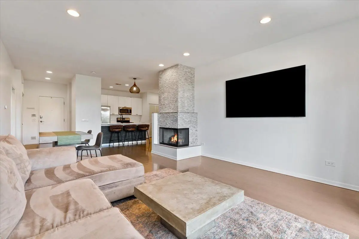 2040 W Belmont Avenue