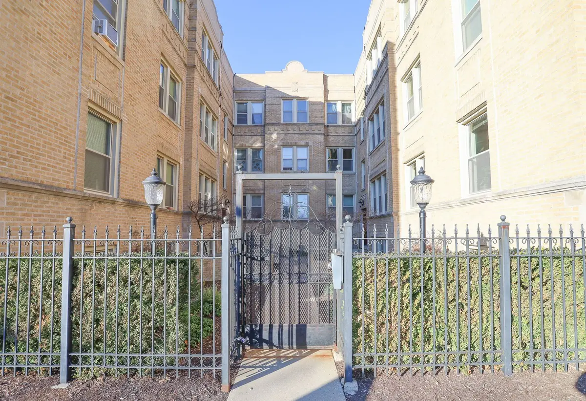 4649 N MANOR Avenue
