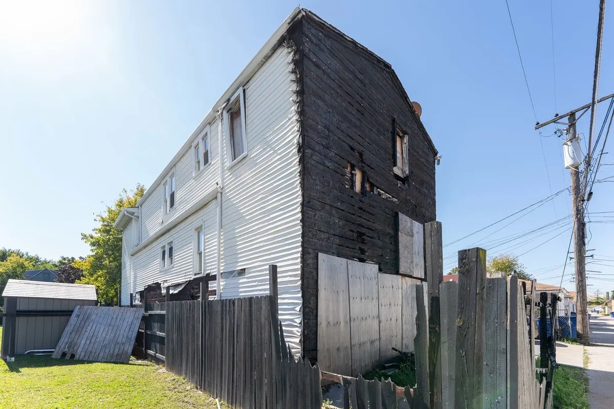 5042 W 29th Place