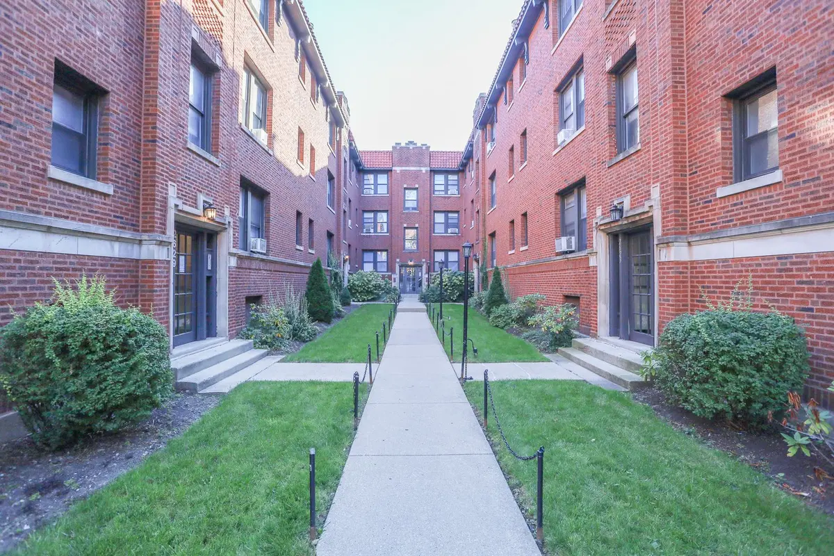 2625.5 N Spaulding Avenue