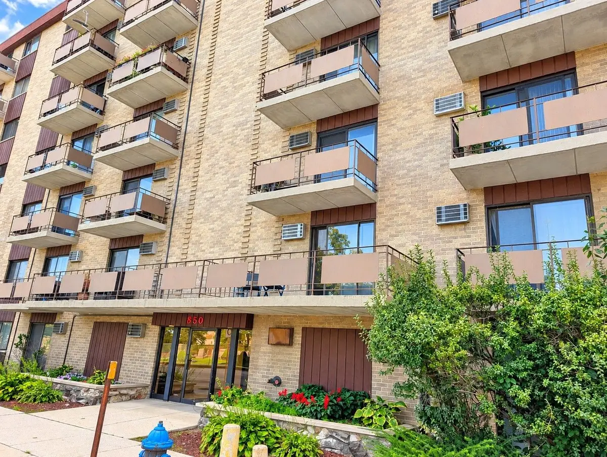 850 Des Plaines Avenue