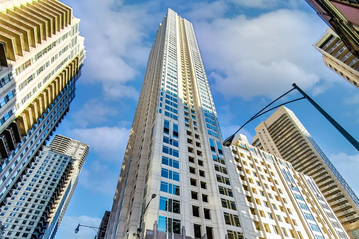 33 W Ontario Street