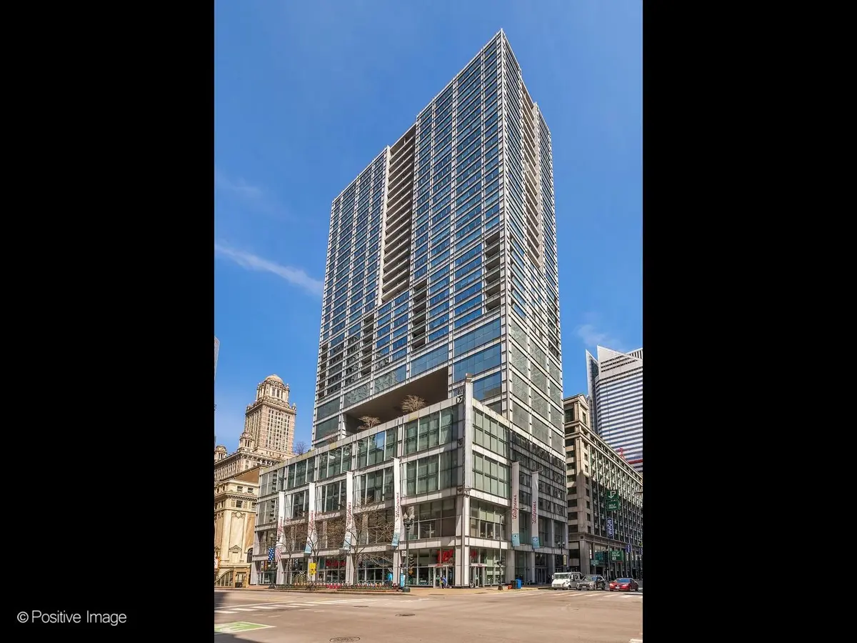 8 E RANDOLPH Street