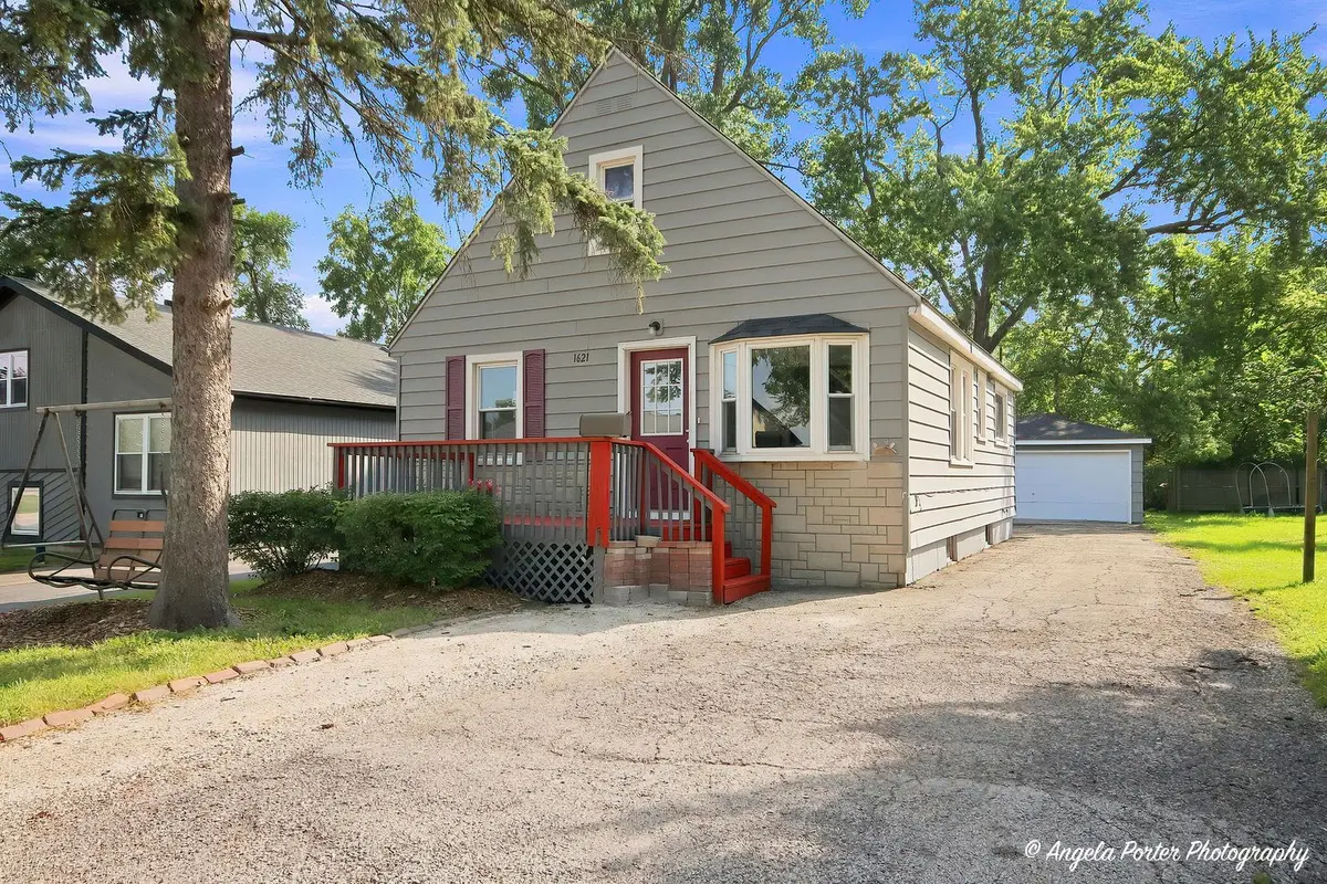 1621 ROUND LAKE Drive