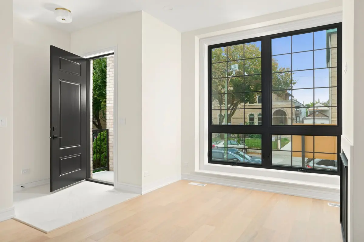 513 W 28th Place