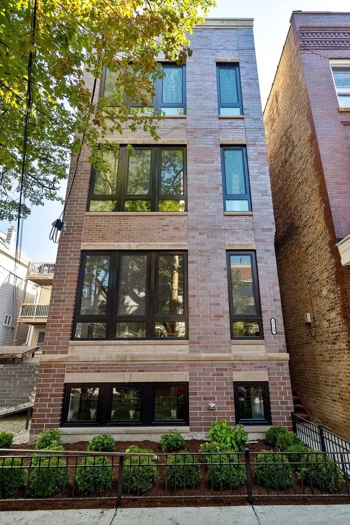 2743 N Seminary Avenue