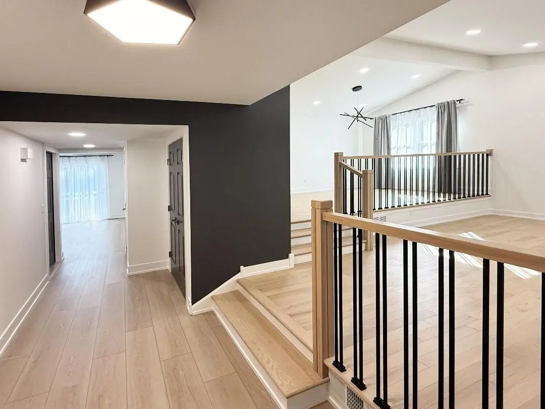 3103 N Wilshire Lane