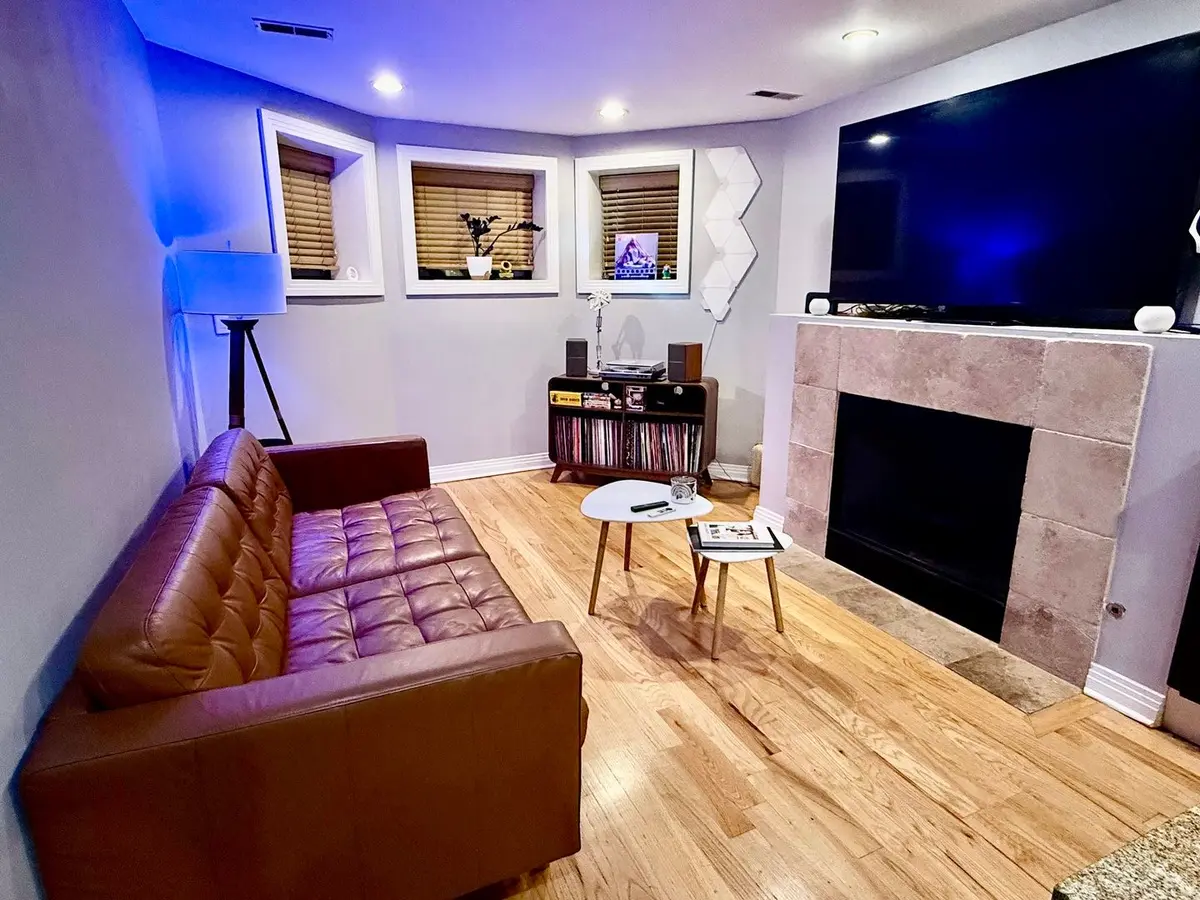 809 W Bradley Place