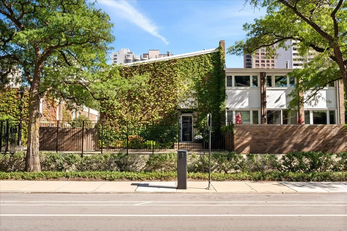 68 W Schiller Street