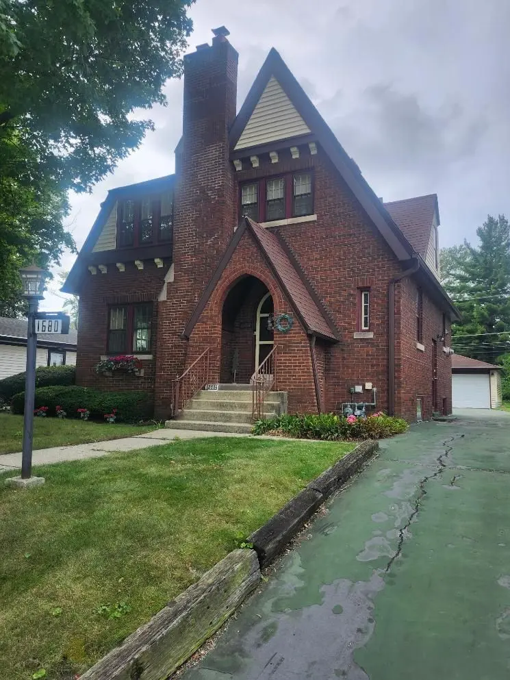 1680 Locust Street