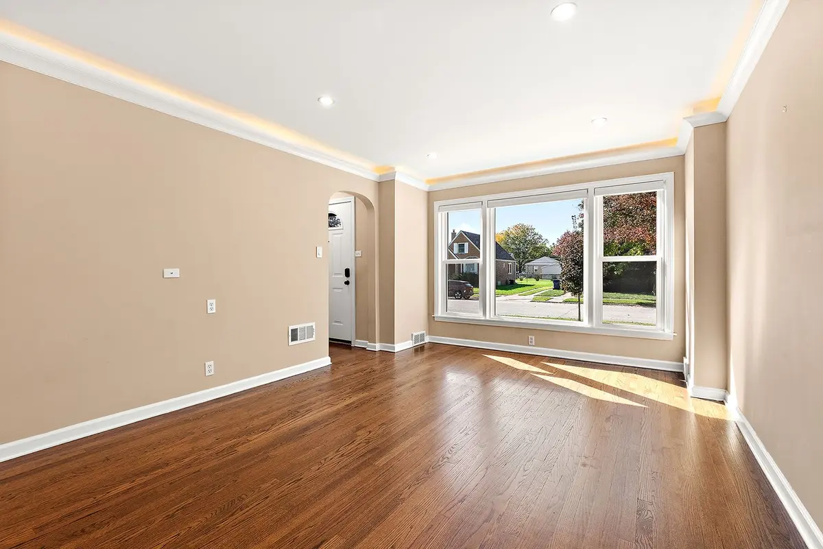10117 S Clifton Park Avenue