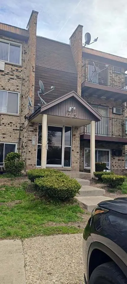 1715 W CHARIOT Court