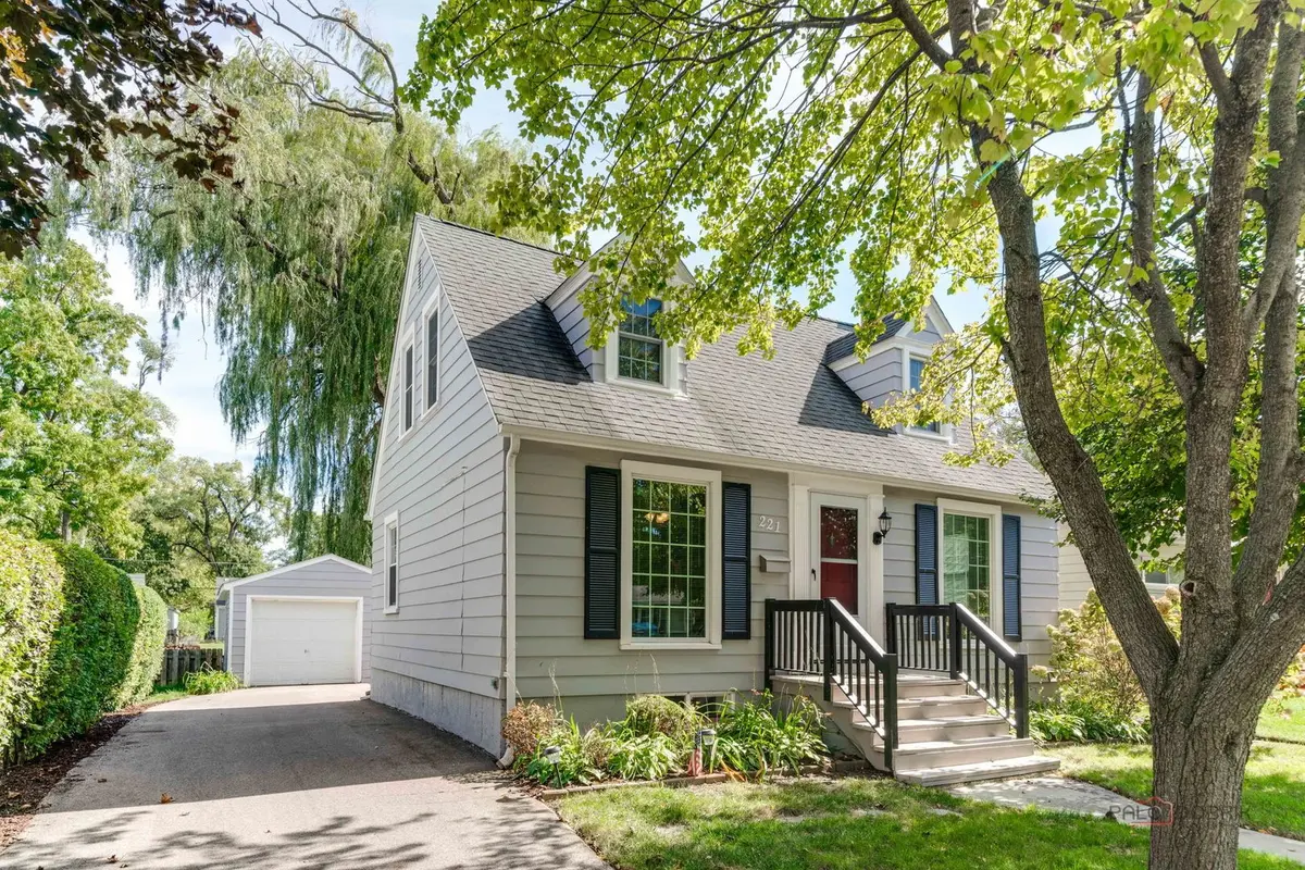 221 N Prairie Avenue