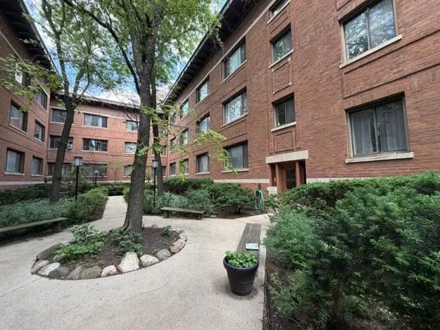804 W Lakeside Place