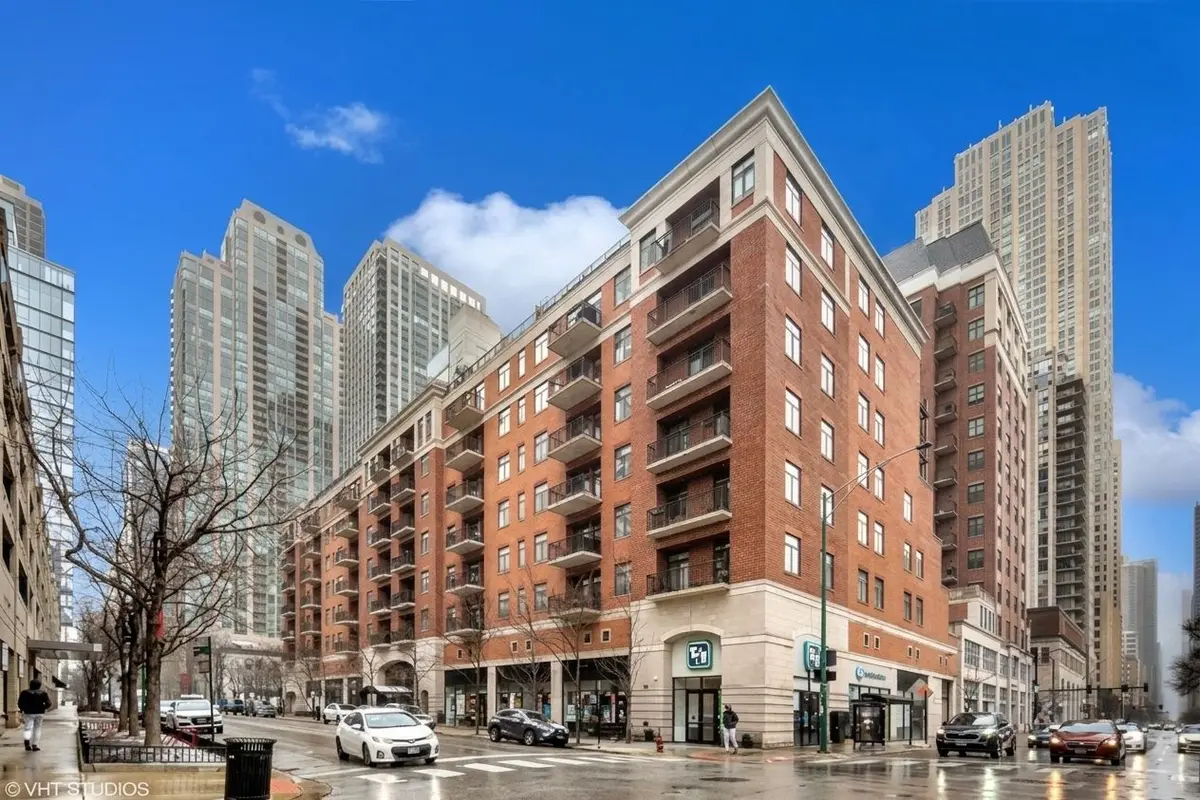 33 W Huron Street