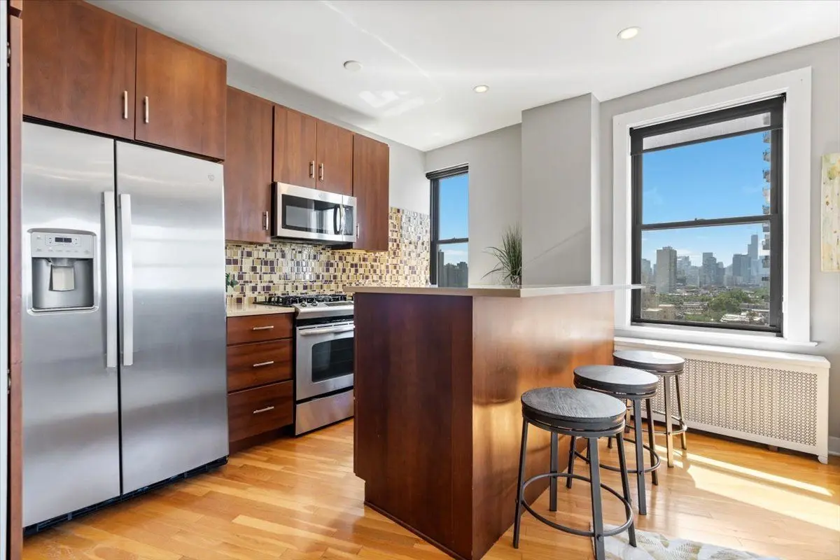 2000 N Lincoln Park West