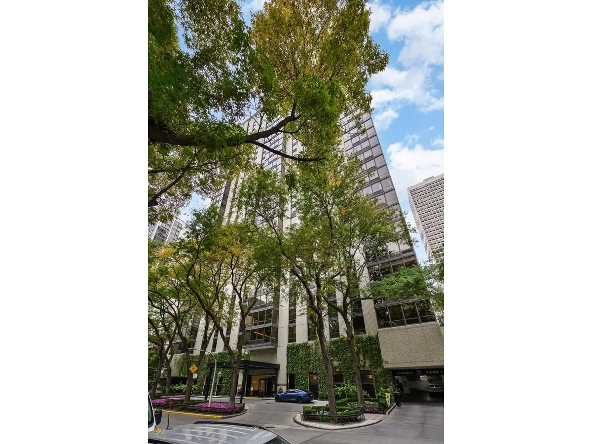100 E Bellevue Place