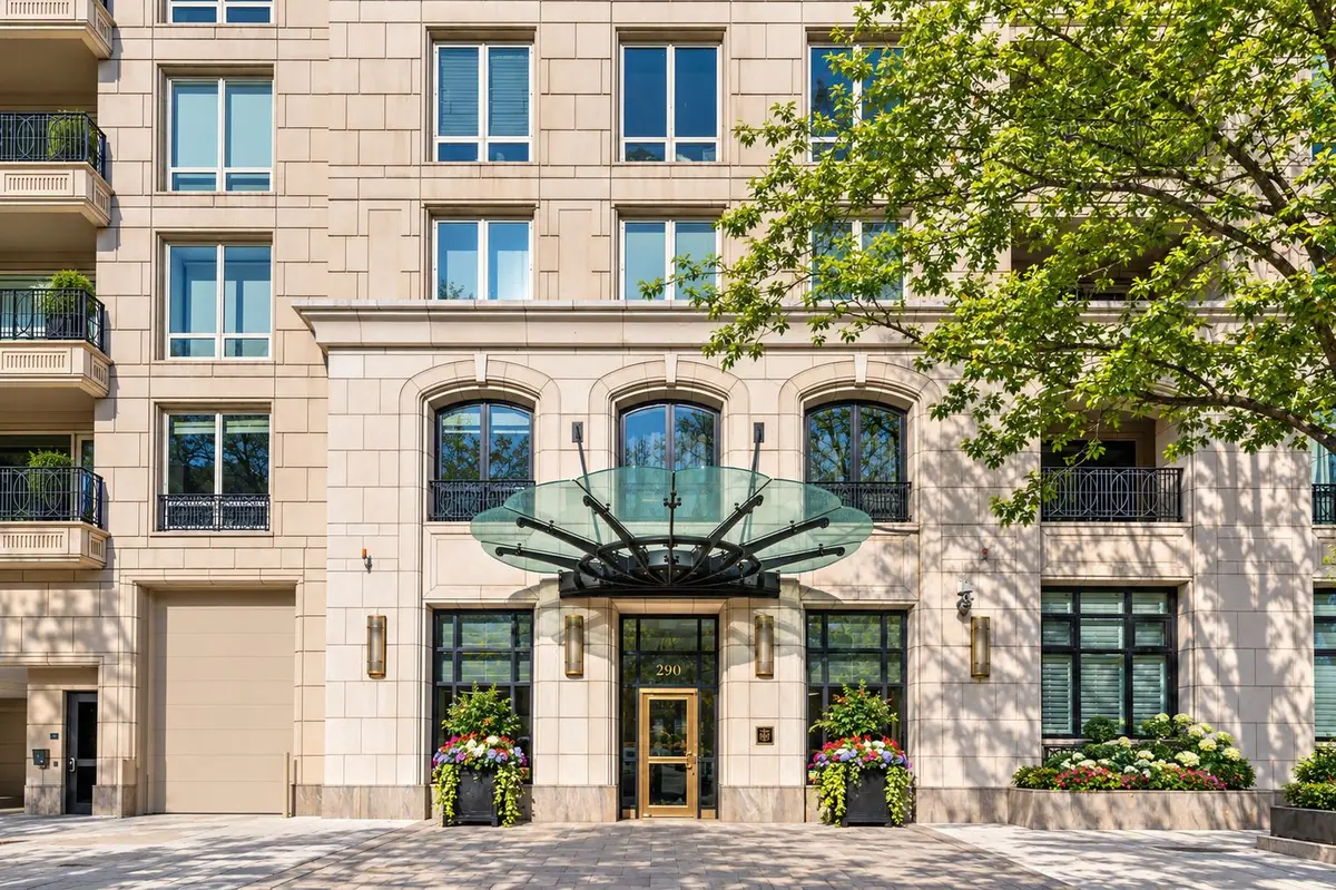840 N LAKE SHORE Drive