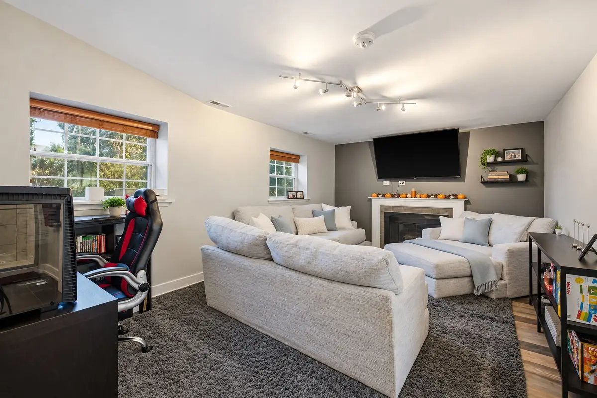 910 Molobay Terrace