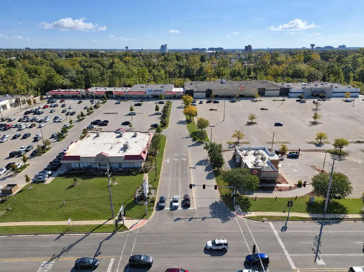 401-581 E Roosevelt Road
