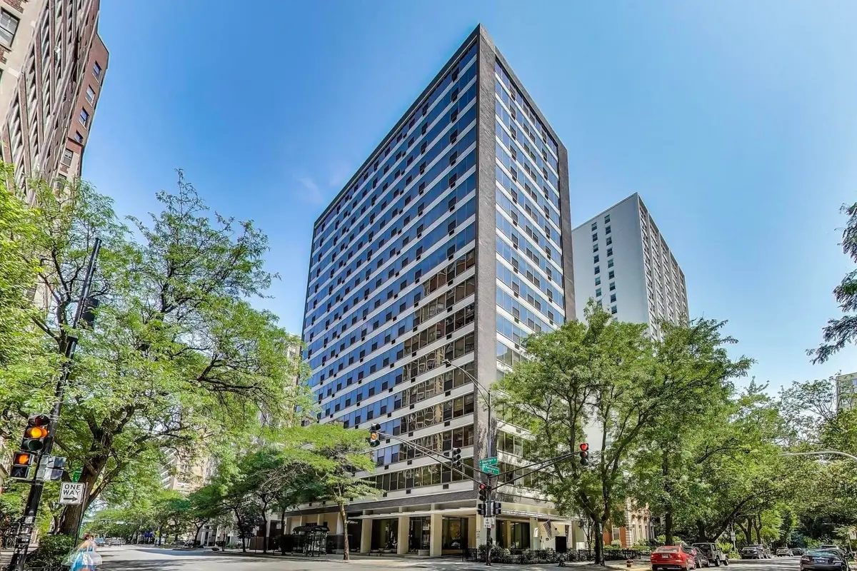 360 W Wellington Avenue