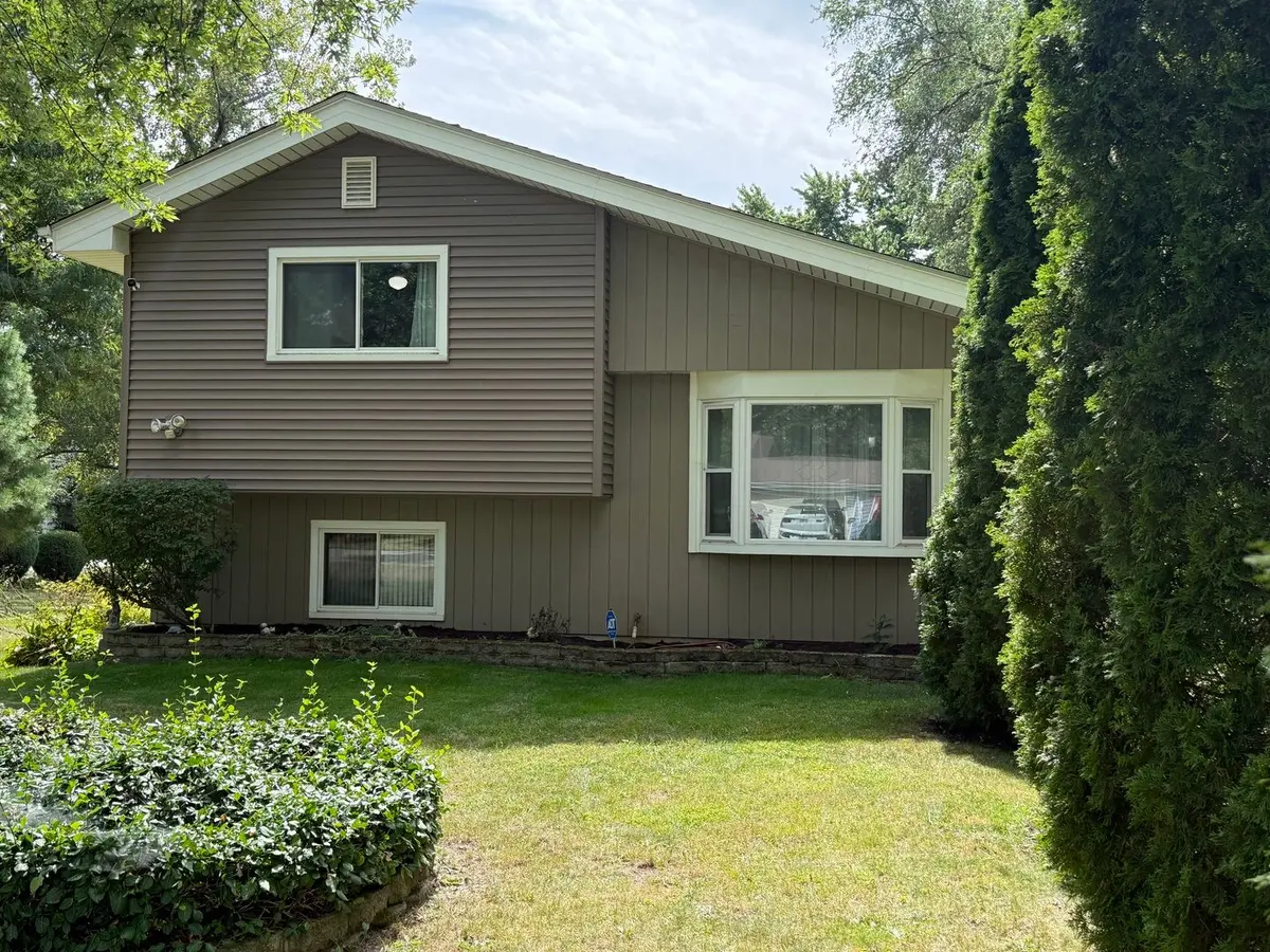 29W313 Ray Avenue
