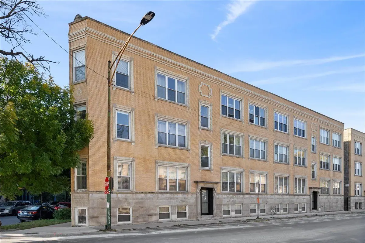 2712 N KEDZIE Avenue