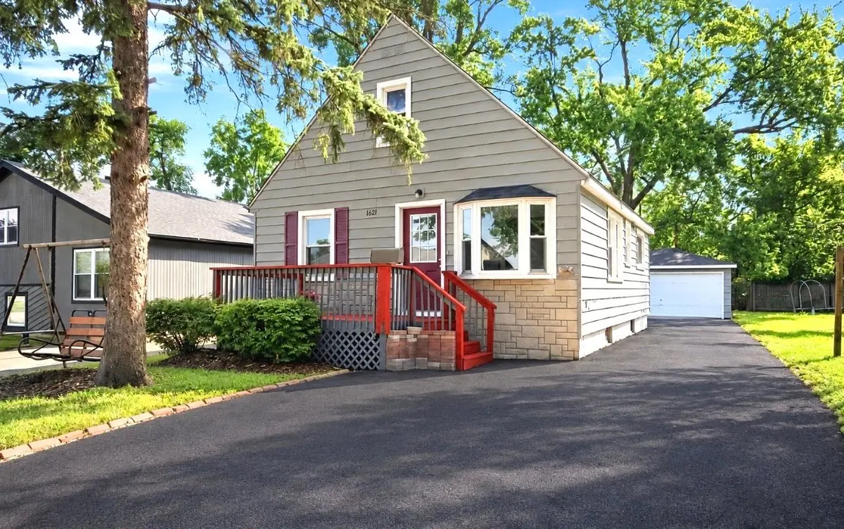 1621 ROUND LAKE Drive