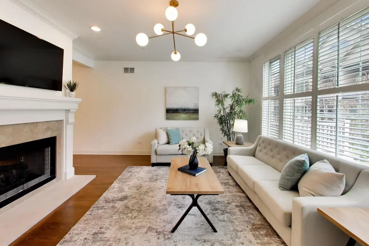 1213 W Charles Lane